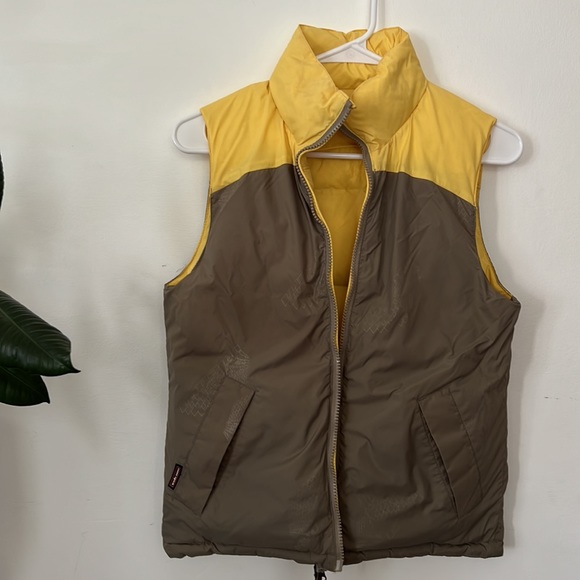 Women’s Volcom Snowboarding Vest - Picture 5 of 12